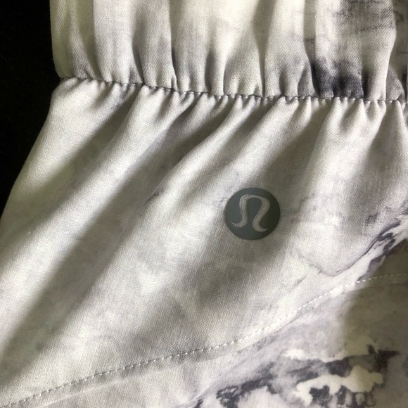 NWT Lululemon Print Flat Front Relaxed Shorts 4.5” Aquila Rhino Grey Multi 10 - Picture 5 of 12